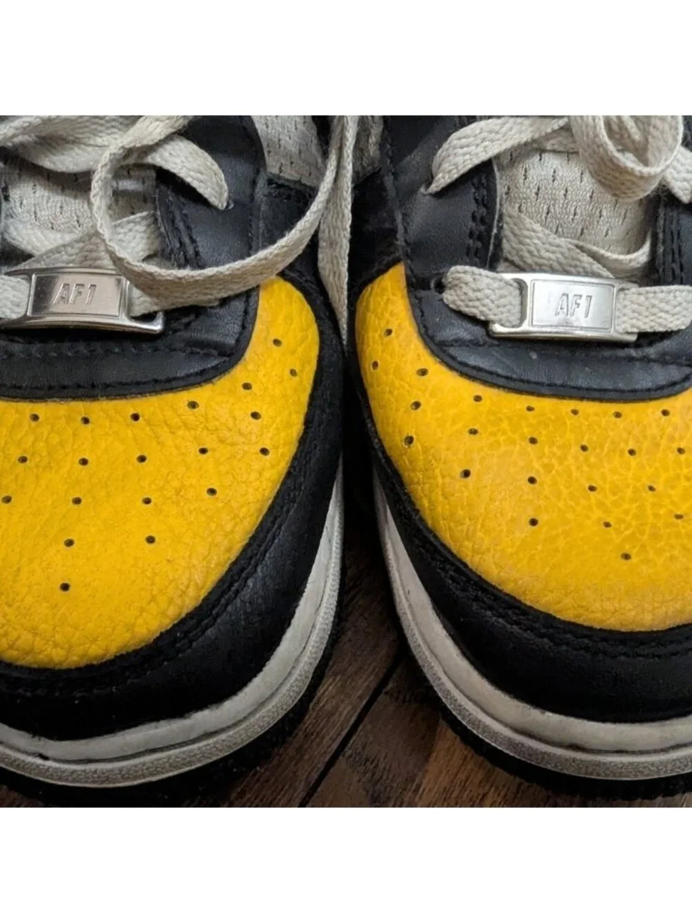 Nike Air Force 1 LV8 runners. Gold & black, Youth size 5.5.